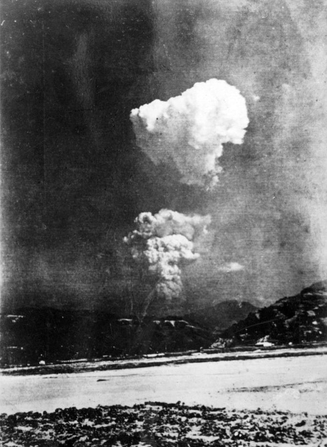 Picture found in Honkawa Elementary School in 2013 of the Hiroshima atom bomb cloud, believed to have been taken about 30 minutes after detonation of about 10km (6 miles) east of the hypocentre. Foto Wikimedia Commons